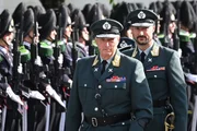 Falecido Rei Harald V e atual rei Haakon em evento militar Falecido Rei Harald V e atual rei Haakon em evento militar