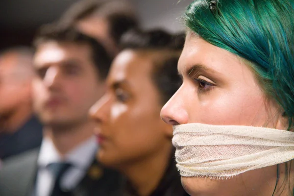 Vélez é recebido com protesto de estudantes em audiência no Senado