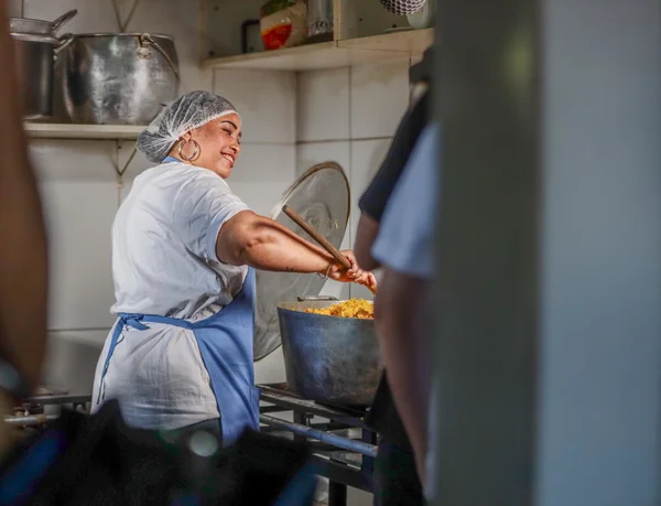 mulher na cozinha fazendo o almoço
