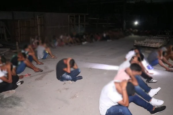Em evento clandestino, 600 pessoas tentam se esconder de fiscais em galpão