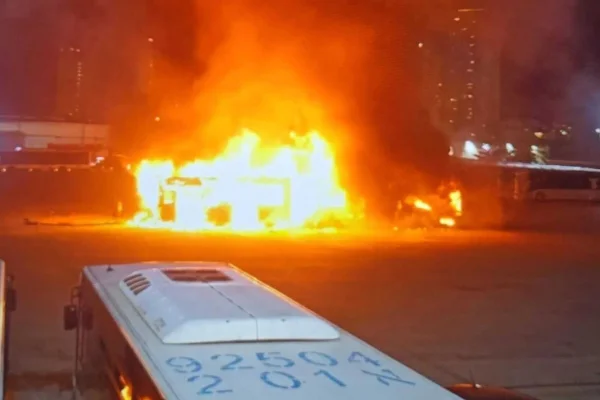 Imagem colorida de explosão de ônibus em Israel