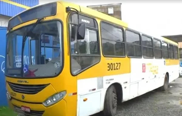 Passageiros pulam de ônibus em movimento para fugir de assalto