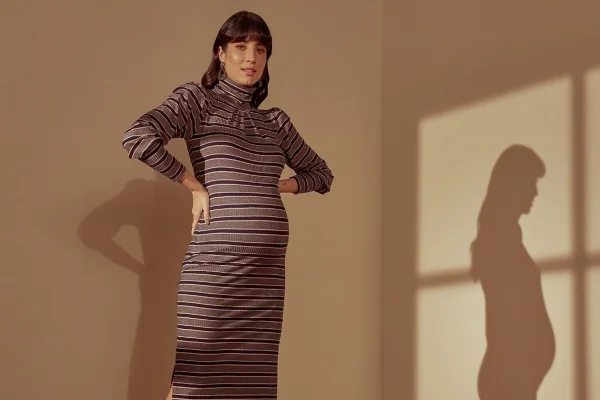 Modelo com vestido listrado