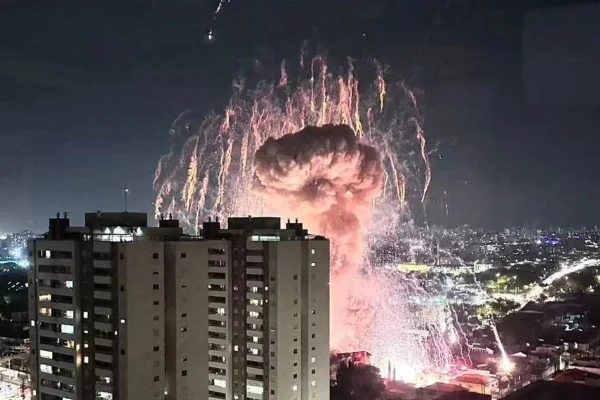 Imagem colorida mostra explosão em galpão de fogos de artifício na zona leste de São Paulo - Metrópoles