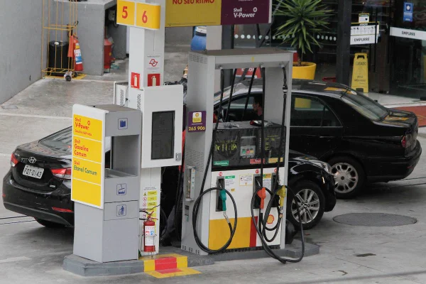 O anúncio foi feito menos de um mês depois do Estado diminuir o Imposto sobre Circulação de Mercadorias e Serviços (ICMS) da gasolina de 25% para 18%