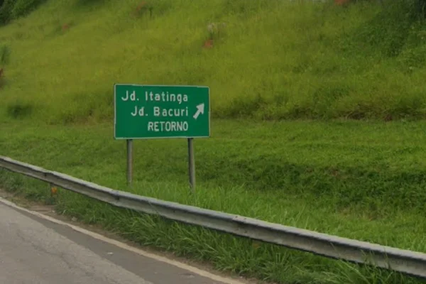 Imagem colorida de placa indicando bairro Jardim Itatinga, na rodovia Santos Dumont. bairro do interior de SP foi projetado para prostituição. - Metrópoles