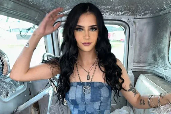 foto colorida de mulher branca de cabelos escuros - metrópoles