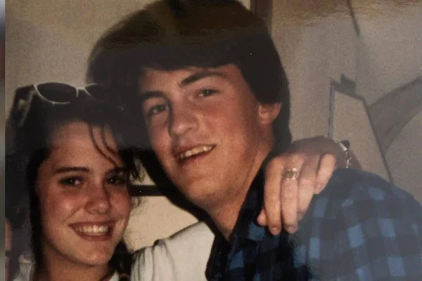Foto colorida de Ione Skye e Matthew Perry abraçados e sorrindo, ainda jovens - Metrópoles