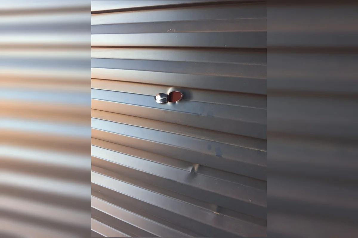 Disparos atingiram as portas e janelas da residência da vítima Disparos atingiram as portas e janelas da residência da vítima
