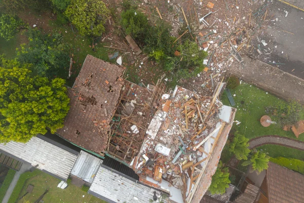 Imagem colorida superior do local atingido durante queda de avião em Gramado (RS)