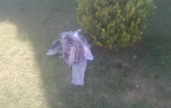 Travesti é espancada, tem roupas rasgadas e é amparada por vizinhos
