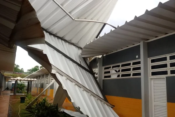 Fortes chuvas destelham e inundam colégios do DF