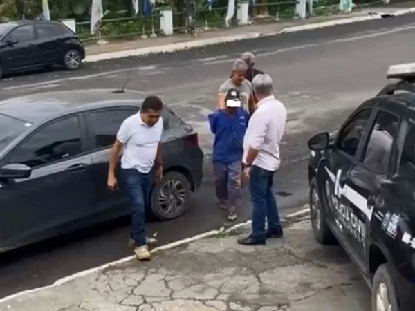 Foto colorida de pedreiro, vestido de azul, sendo preso em Camaragibe (PE) - Metrópoles