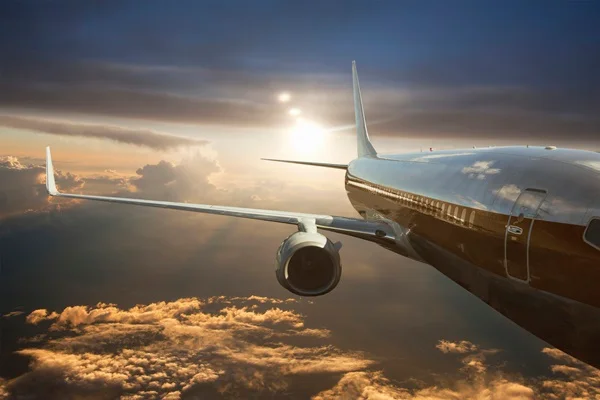 <b>Nepal Airlines</b>: o Nepal vivenciou nove acidentes fatais nos últimos oito anos. Estatisticamente, voar por lá é relativamente perigoso. Com apenas uma estrela, a companhia está proibida de se expandir para os países da União Europeia. Um acidente fatal em 2014 resultou em 18 mortes <b>Nepal Airlines</b>: o Nepal vivenciou nove acidentes fatais nos últimos oito anos. Estatisticamente, voar por lá é relativamente perigoso. Com apenas uma estrela, a companhia está proibida de se expandir para os países da União Europeia. Um acidente fatal em 2014 resultou em 18 mortes