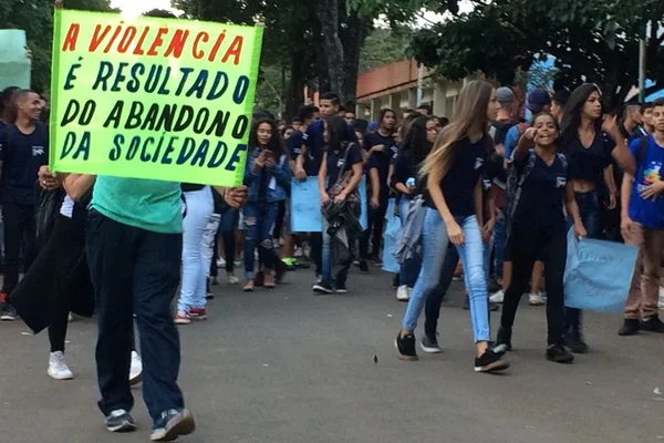 Estudantes bloqueiam W3 Sul em protesto por mais segurança