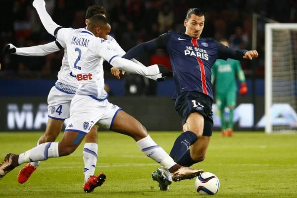 PSG passeia, vence jogo dos opostos e abre 16 pontos na liderança do Francês