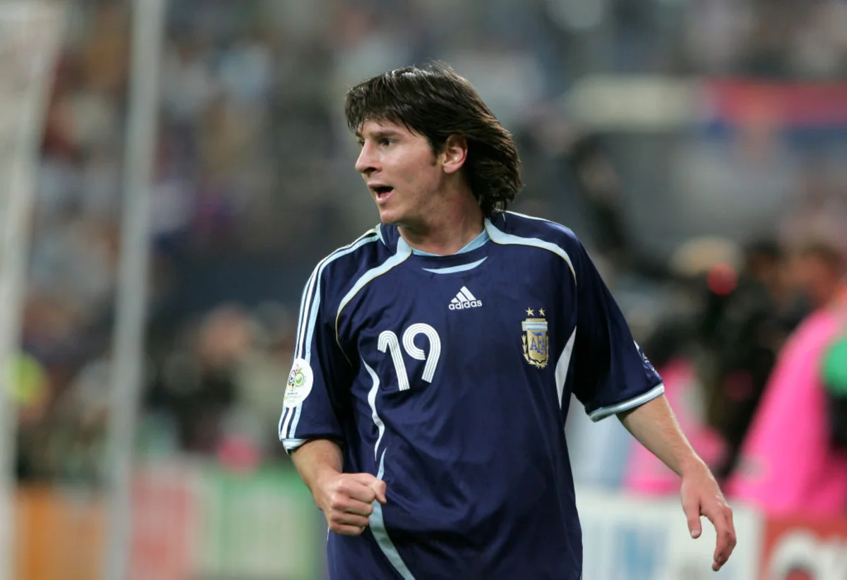 Lionel Messi em sua 1ª Copa do Mundo, em 2006 Lionel Messi em sua 1ª Copa do Mundo, em 2006