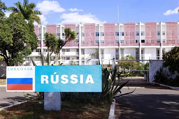 Ameaça falsa de bomba na Embaixada da Rússia mobiliza PF e bombeiros