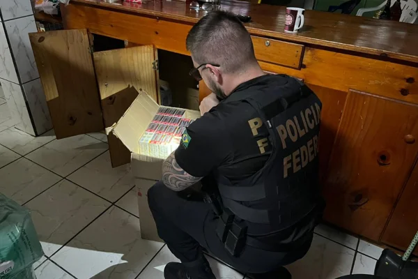 PF investiga grupo ligado a facção criminosa atuante no contrabando de cigarros