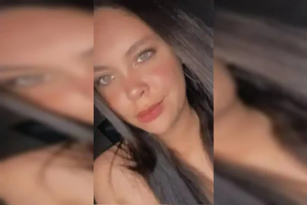 Foto de uma jovem morta a facadas na frente da casa dela, em Minas Gerais