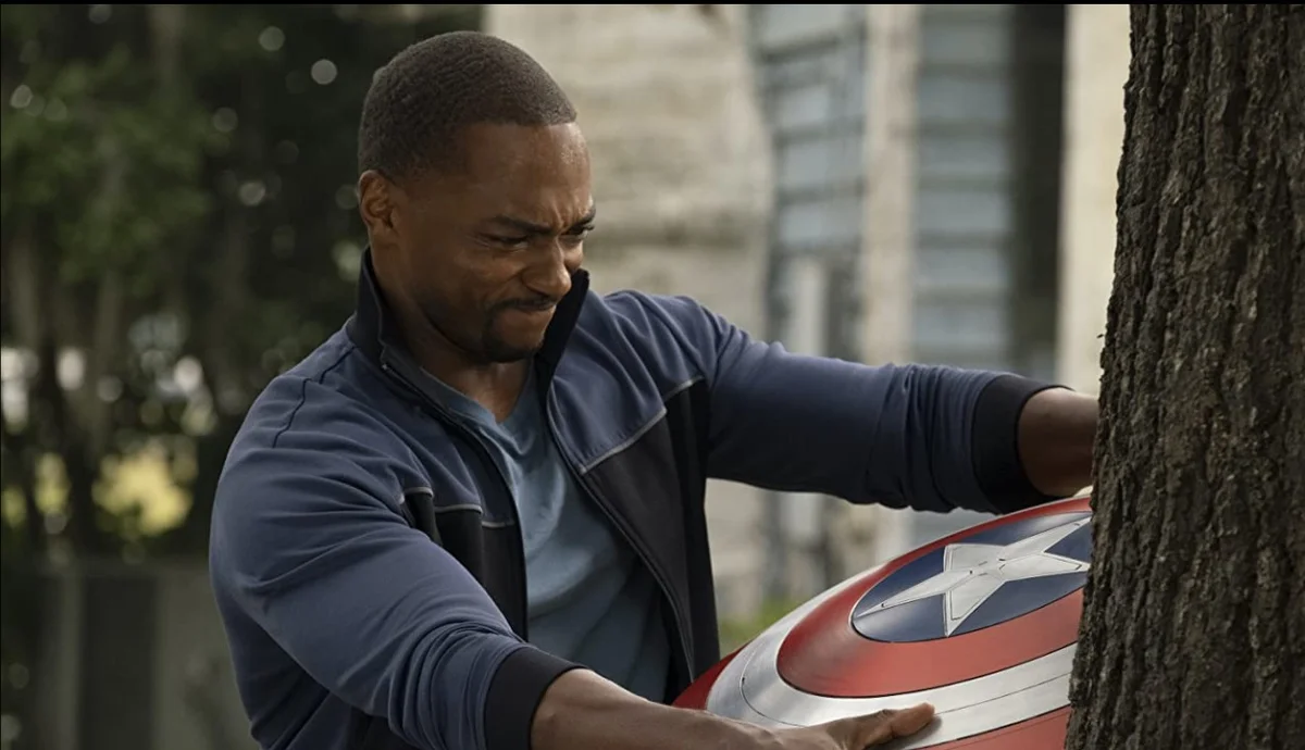 Sam Wilson (Anthony Mackie) luta para assumir o legado do Capitão América Sam Wilson (Anthony Mackie) luta para assumir o legado do Capitão América