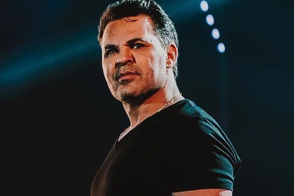 Eduardo Costa diz que passou fome e que cheirava cola na infância - destaque galeria