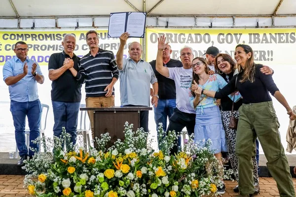 O governador Ibaneis Rocha (MDB) na assinatura da Licença Ambiental Corretiva das obras de drenagem e pavimentação do Condomínio Estância Quintas da Alvorada