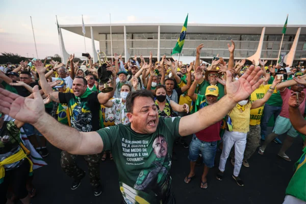 Apoiadores do Presidente Jair Bolsonaro fazem ato em frente ao Palácio do Planalto na tarde desta segunda-feira (06/09)