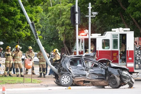 Colisão de carro com ônibus e poste mata dois irmãos na Esplanada
