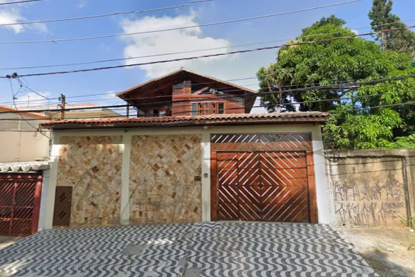 Imagem colorida mostra fachada de casa - Metrópoles