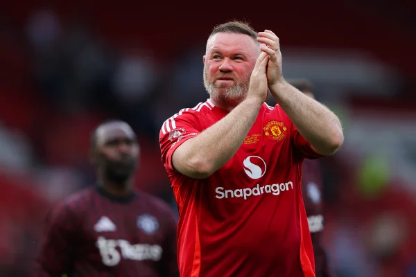 Foto colorida de Wayne Rooney em amistoso de lendas do Manchester United - Metrópoles