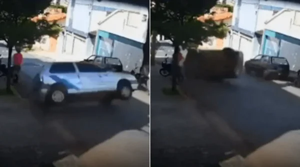 Vídeo mostra o momento em que um carro perdeu o controle e capotou próximo a dois motociclistas que estavam estacionados na rua Jacarepaguá