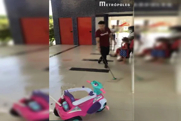 Homem segura rodo