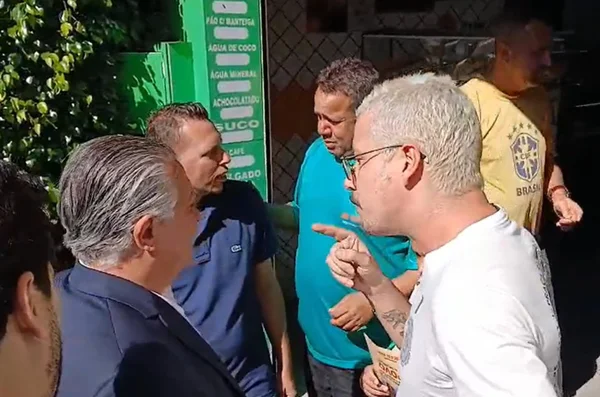 Prefeito de BH é cobrado por ciclista revoltado com ciclovia demolida