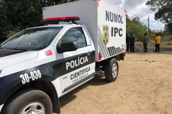 Imagem colorida do rabecão da polícia na Paraíba - Metrópoles
