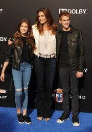 Kaia e Presley Gerber são filhos da supermodelo Cindy Crawford. Esta foto é de 2015 Kaia e Presley Gerber são filhos da supermodelo Cindy Crawford. Esta foto é de 2015