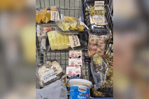 Mercado é alvo de operação em SP por vender produtos vencidos - destaque galeria