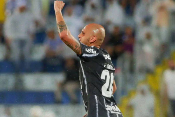 Na foto temos um homem careca com camiseta do corinthians