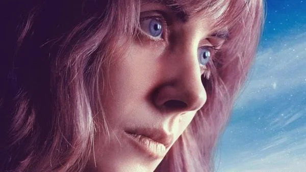 <b> Entre Realidades </b>: Sarah (Alison Brie) é uma mulher sonhadora e socialmente desajeitada. Apaixonada por artes e artesanato, cavalos e crimes sobrenaturais, ela percebe que seus sonhos estão cada vez mais lúcidos e passa a se perguntar o que seria realidade e o que seria ilusão <b> Entre Realidades </b>: Sarah (Alison Brie) é uma mulher sonhadora e socialmente desajeitada. Apaixonada por artes e artesanato, cavalos e crimes sobrenaturais, ela percebe que seus sonhos estão cada vez mais lúcidos e passa a se perguntar o que seria realidade e o que seria ilusão