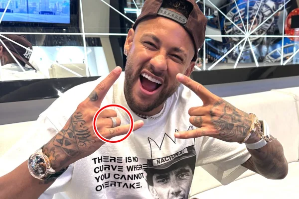 Neymar aparece em balada sem aliança em noite de folga da Seleção - destaque galeria