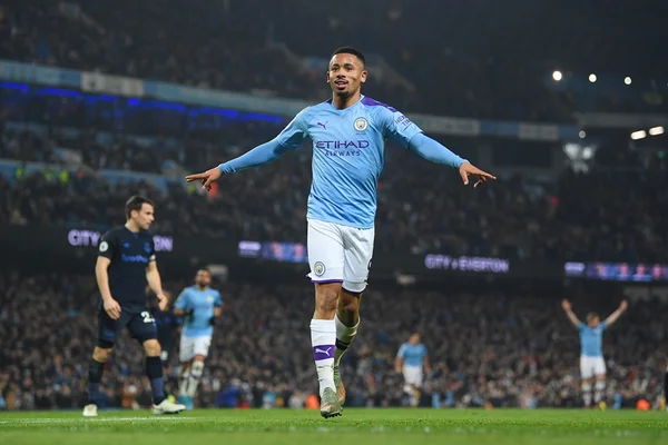 Gabriel Jesus marca duas vezes e Manchester City vence o Everton