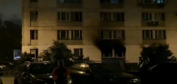 Fachada de albergue em Moscou chamuscada após incedênio que deixou ao menos oito mortos. Na foto, pessoas observam de fora, na rua, o edifício após incêndio de madrugada - Metrópoles
