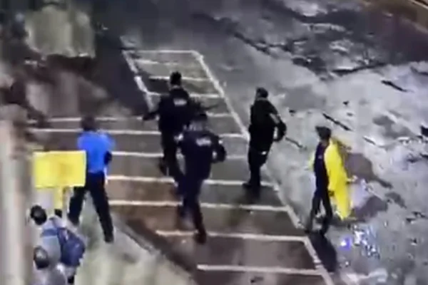 policiais andando