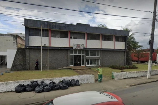 Imagem colorida da fachada do 2º distrito policial de Santos, no litoral de São Paulo, onde um homem suspeito foi preso por tráfico de drogas e corrupção