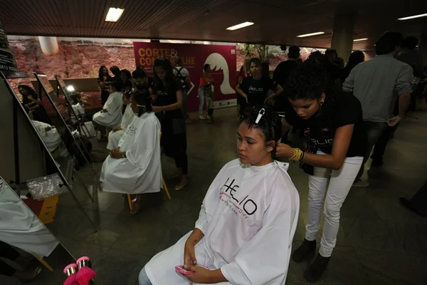 Outubro Rosa: último dia para doar cabelos na campanha do Metrô