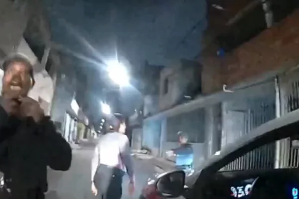 Imagem colorida de policial Yasmin Cursino apontando arma pra vítima. Metrópoles