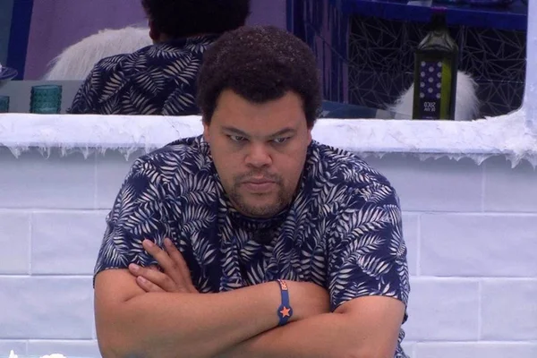 Babu Santana na mesa da cozinha VIP do BBB20