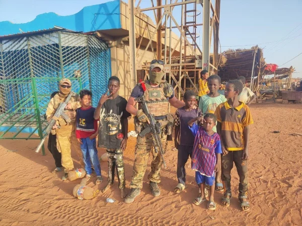 Imagem colorida mostra combatente do Africa Corps no Mali - Metrópoles