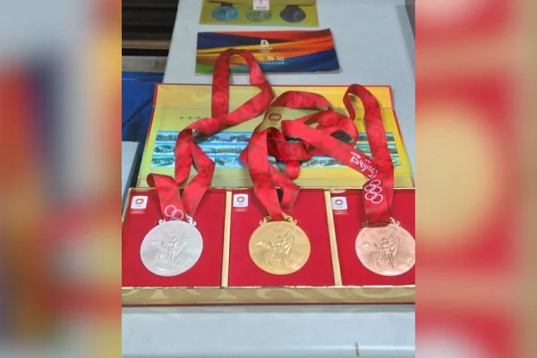 Imagem colorida mostra medalhas olímpicas que irão a leilão pela Receita Federal - Metrópoles