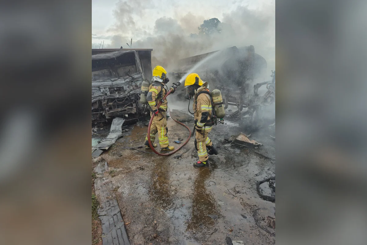 Condutores dos veículos ficaram feridos; motorista de caminhão-tanque foi ejetado e sofreu traumatismo craniano grave Condutores dos veículos ficaram feridos; motorista de caminhão-tanque foi ejetado e sofreu traumatismo craniano grave